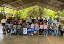 Frank dota con utiles a estudiantes de primaria