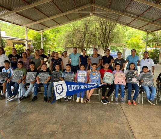 Frank dota con utiles a estudiantes de primaria