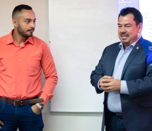 Maestro de universidad colombiana imparte clases en la Facultad de Derecho UAT Victoria