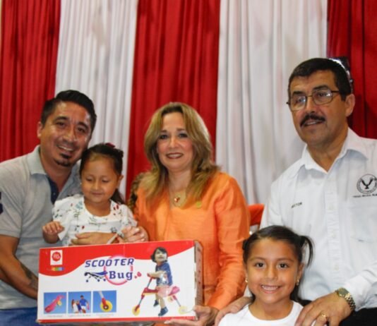 Dámaso Anaya y su esposa presiden el festival del SUTUAT por el Día del Niño