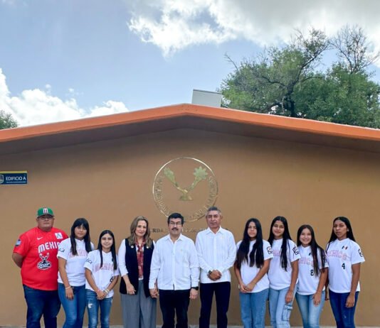 Felicita Dámaso Anaya a softbolistas de la UAT campeonas del torneo nacional Williamsport