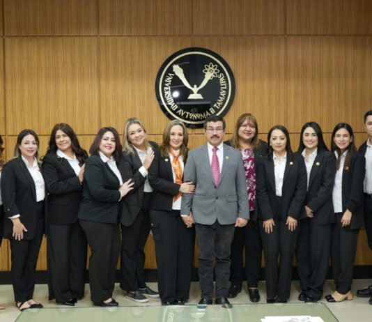El rector Dámaso Anaya entrega nombramientos a titulares de Familia UAT