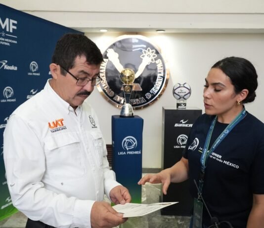 Recibe el rector Dámaso Anaya el Tour del Trofeo de la Liga Premier Mx