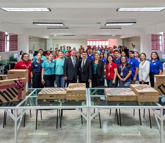 Equipa rector de la UAT centros de cómputo en Reynosa y Valle Hermoso