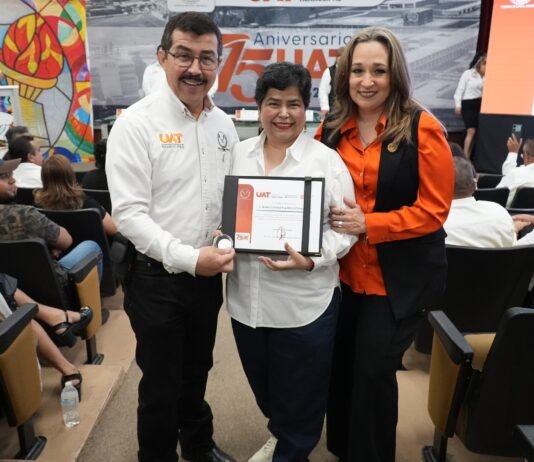 Entrega el rector Dámaso Anaya reconocimientos a jubilados del SUTUAT