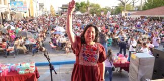 ABRAZA PATTY CHÍO A LAS MAMÁS DE EL MANTE