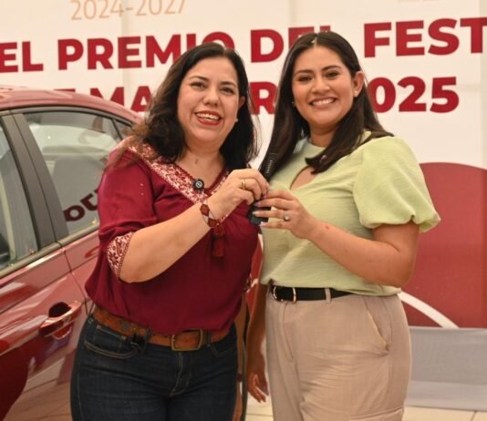 Entrega Patty Chío Automóvil a maestra Ganadora de rifa