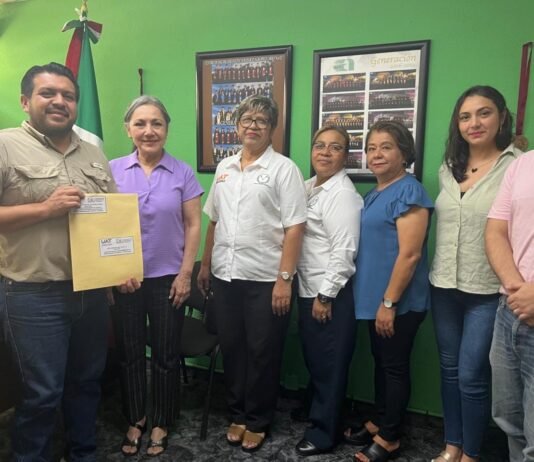 Autoridades y comités de desayunos de las escuelas Abel Ramírez (matutino) y Josefa Ortíz de Domínguez (vespertino) de la colonia Campesina, afirmaron que no existe ningún problema con los insumos recibidos, pues en caso de que estos no cumplan con la calidad esperada, el proveedor se los cambia. En el plantel del turno vespertino, Camila Arzola, presidenta del comité de desayunos del Turno Matutino, dijo que en el caso del plantel, los niños reciben una alimentación de calidad garantizada, libre de productos en mal estado y con la garantía de que si alguno llega en malas condiciones, inmediatamente se reporta y se les cambia por otro. Por su parte, la maestra Ofelia Rodela, directora del Turno Vespertino, dijo que no pondrán en riesgo ni la salud de los niños ni el beneficio que se les proporciona, por lo que acordaron cambiar el comité de desayunos escolares para que sean padres comprometidos quienes estén al pendiente de recibir los insumos y de preparar los alimentos. “Tenemos la propuesta de que los niños reciban desayuno frío que consiste en llevarse los insumos a su casa, pero no queremos porque lo que buscamos es que estén bien alimentados y hay quienes llegan en ayunas y sin dinero, por eso seguiremos con el desayuno en la escuela” comenta. Desde el sistema DIF El Mante , hace unas semanas se capacitó a madres de familia de los comités de desayunos escolares para cumplir las normas de higiene que establece la Coepris y dentro de las disposiciones está verificar que los productos e insumos que reciben estén vigentes y en buenas condiciones, además de conservarlos a temperatura ambiente, reservando siempre la salud y bienestar de las infancias