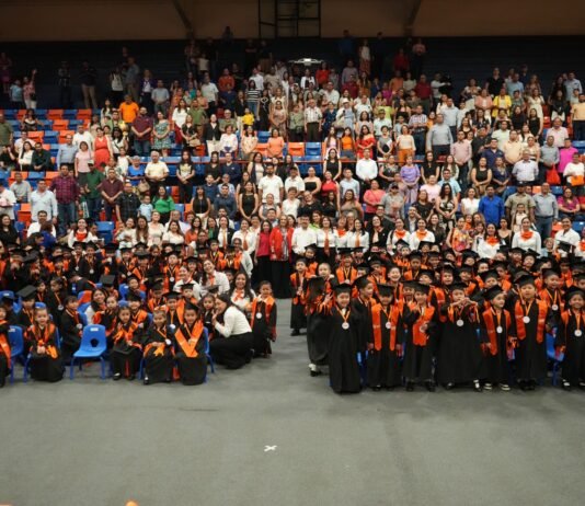 El rector Dámaso Anaya y la Lic. Isolda Rendón presiden graduación de CENDIS de la UAT