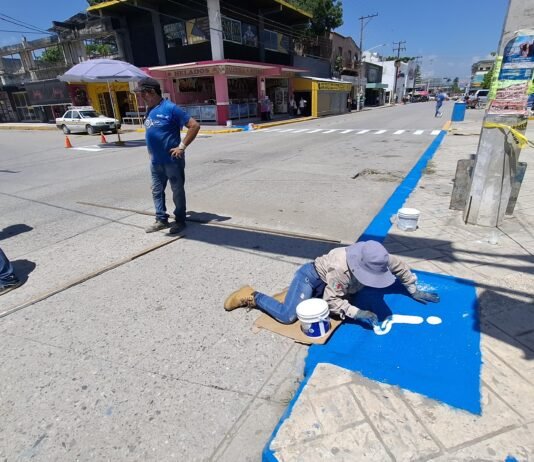 Pintan señaléticas en vialidades del primer cuadro de la ciudad