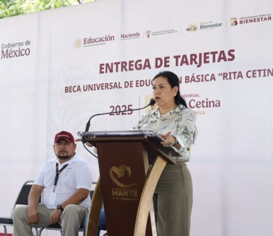 Entrega Patty Chío tarjetas para cobro de becas del bienestar