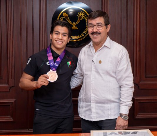 Reconoce rector a Lalo Sagastegui por sus logros deportivos a nivel internacional