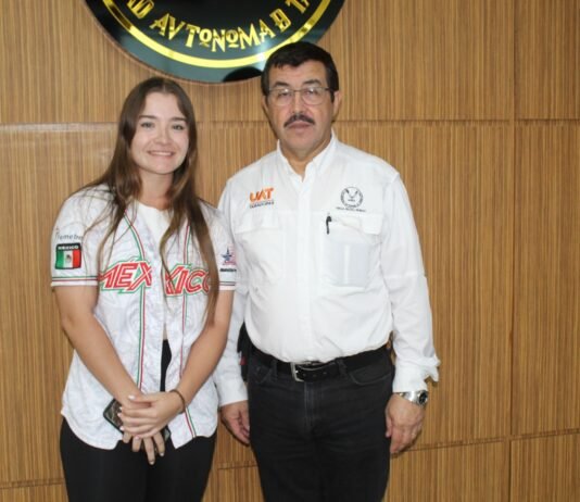 Felicita rector a Edith de Leija por sus éxitos en el béisbol internacional