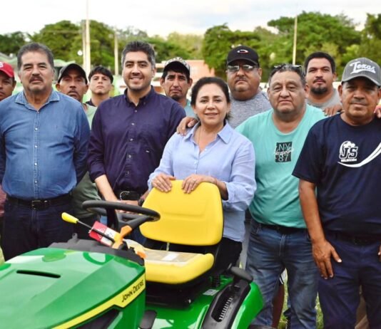Entregan Tracto Podadora John Deere para el mantenimiento de campos deportivos en Xicoténcatl