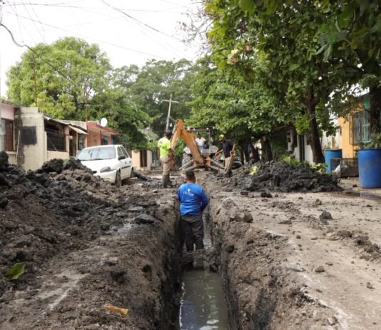 Gobierno de Patty Chío avanza en reparar drenajes de la Arbustos