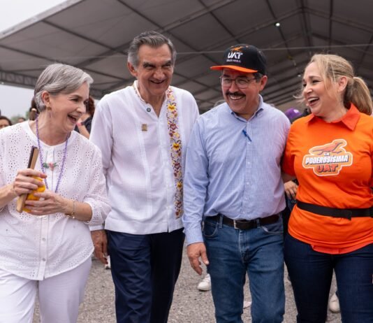 Rodeado de niños alegres, el gobernador Américo y el rector Dámaso Anaya disfrutaron de las amenidades de la UAT en el DIFzania 2026