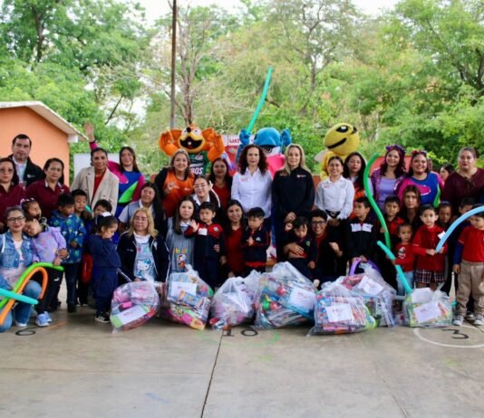 Entrega UAT juguetes a niñas y niños con la jornada “Alegrando Corazones”