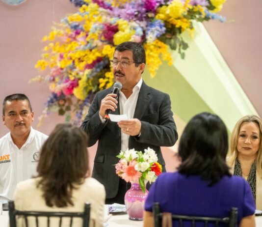 Dámaso Anaya reconoce la labor de las madres trabajadoras de la UAT