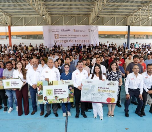 Encabeza el rector Dámaso Anaya entrega de becas a 493 estudiantes de la UAT