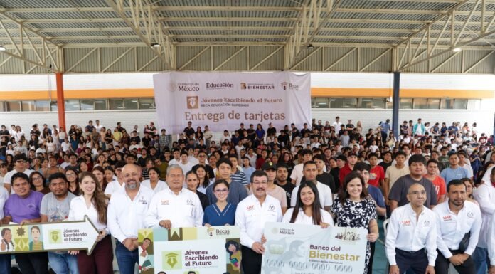 Encabeza el rector Dámaso Anaya entrega de becas a 493 estudiantes de la UAT